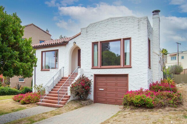 Building Photo - 26 Entrada Ct
