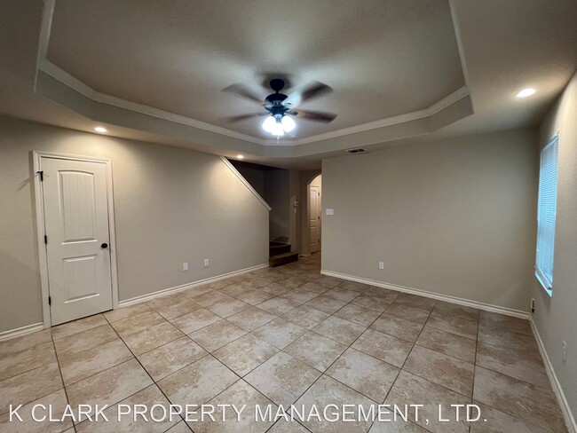 Building Photo - 3 br, 2.5 bath House - 6950 LAKEVIEW DR #101