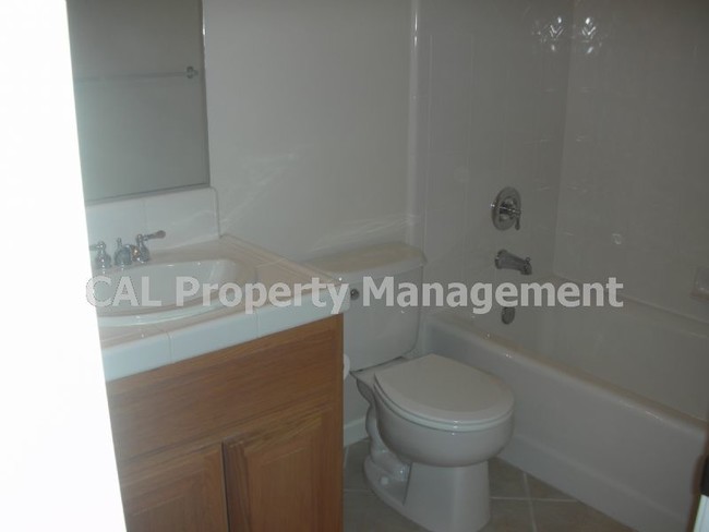 Building Photo - 3 Bedroom 2 bath home  Apply Now!