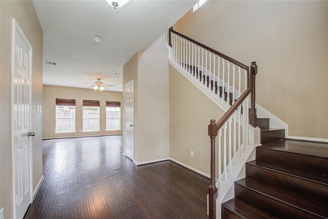 Foto del edificio - 9714 Bark Ridge Ln