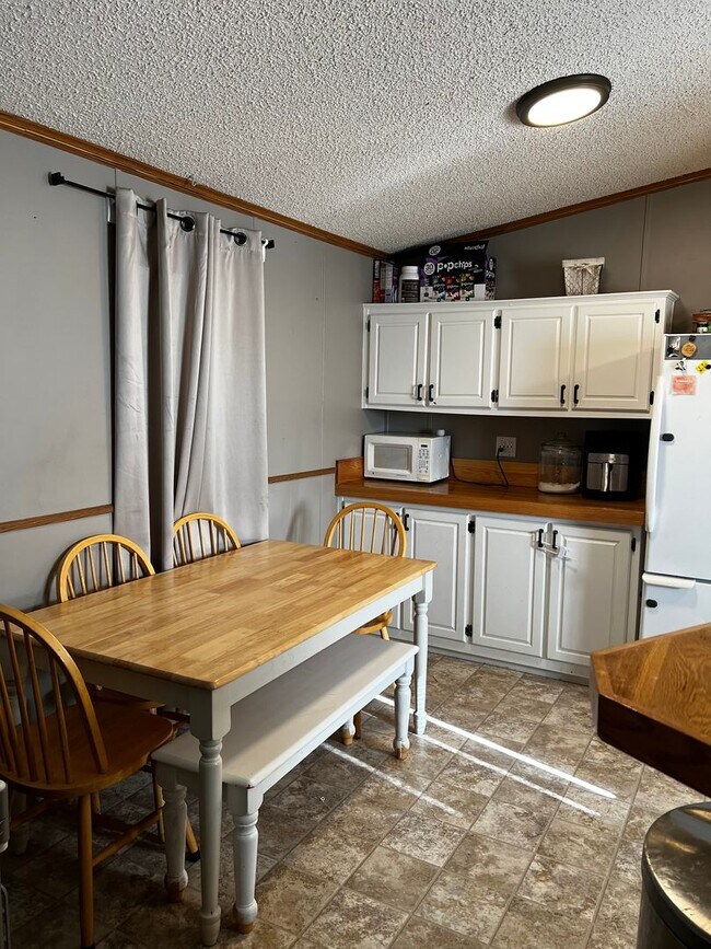 Building Photo - 3 bedroom, 2 full-bathroom mobile home in ...