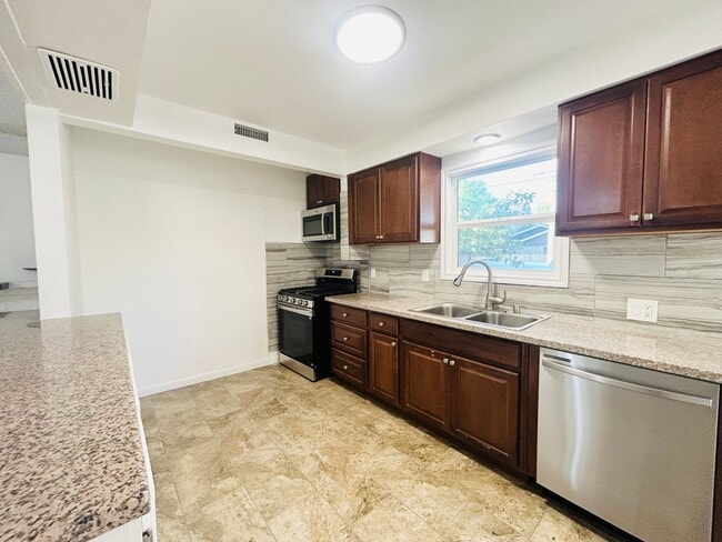 Foto del edificio - 7358 Balcom Ave