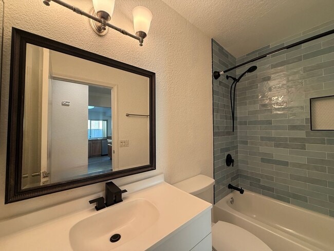 Foto del edificio - Charming 2-Bed/2-Bath Condo in Gated Forest Glen Community