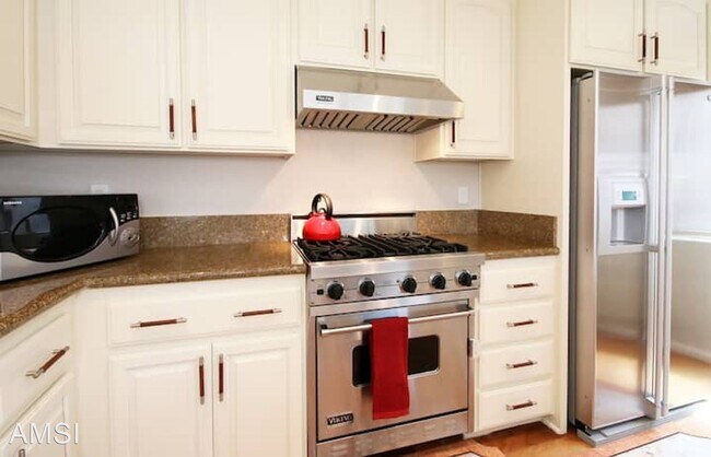 Foto del edificio - 3 br, 3 bath House - 832 Ormond Ct