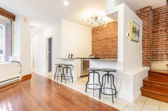 Building Photo - 4107 R. Saint-Denis