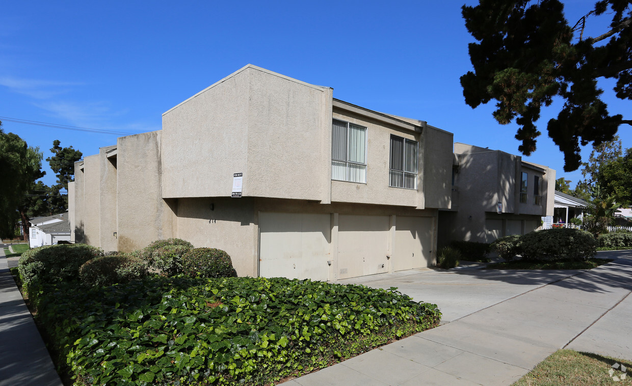 Primary Photo - Pepper Tree Apartments