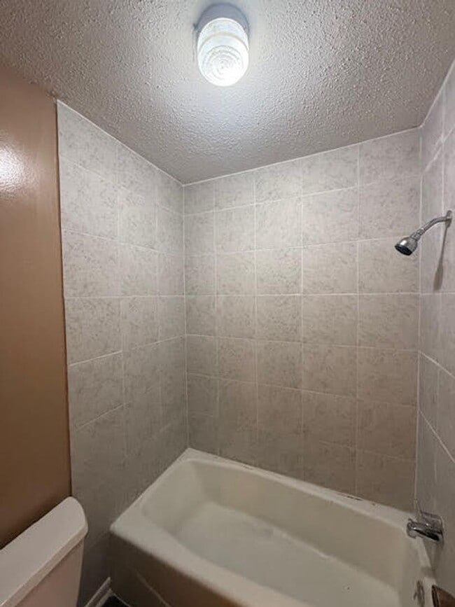 Building Photo - Roomy 1 Bedroom Apartment