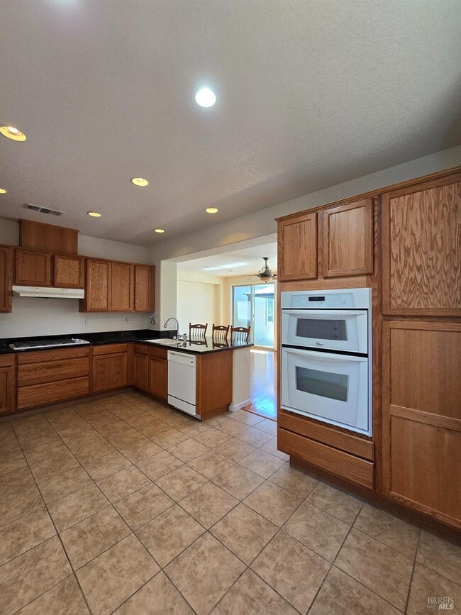 Building Photo - 548 White Pine St