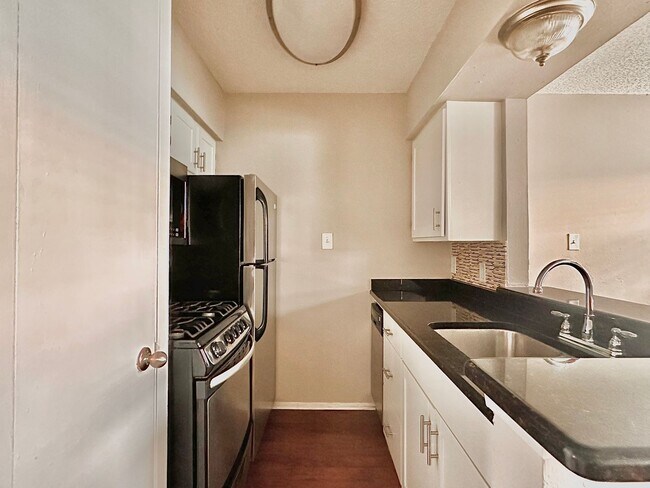 Foto del edificio - 2401 Manor Rd