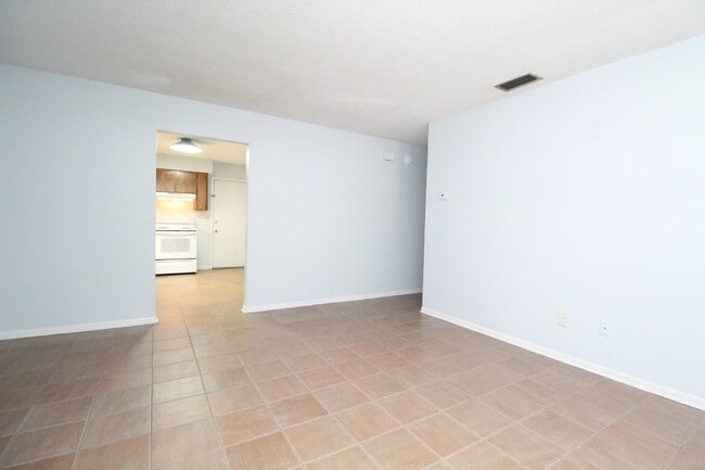 Building Photo - Move in ready 2 bed/1.5 bath Duplex ~ Pet ...