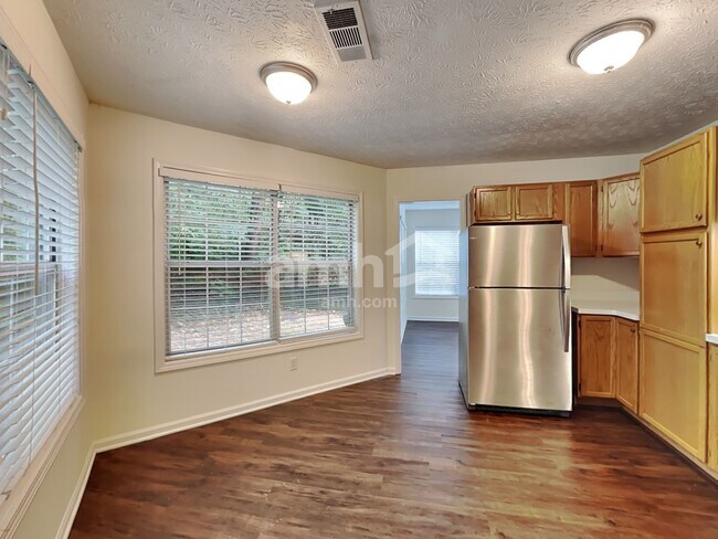 Building Photo - 835 Long Branch Cir