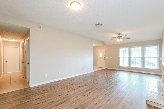 Foto del edificio - 2424 Shady Bend Dr