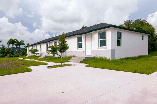 Foto del edificio - 260 Rotonda Blvd W