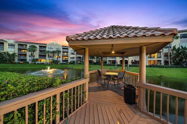 Building Photo - 700 Uno Lago Dr