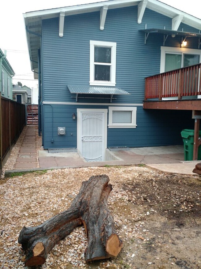 Foto del edificio - 43rd St. Duplex