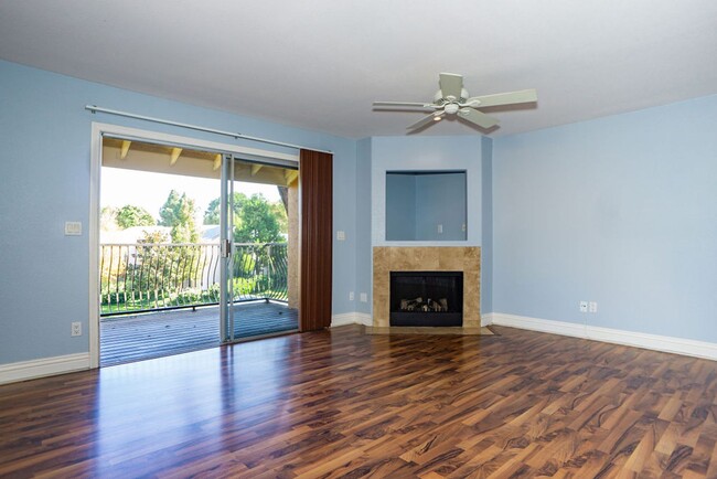 Building Photo - Great Two Bedroom Corner Unit in Villa Tos...