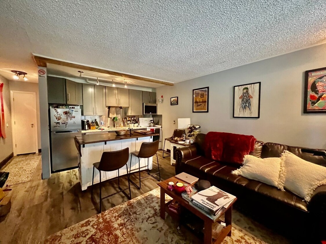 Primary Photo - Beautifully updated condo in Winter Park
