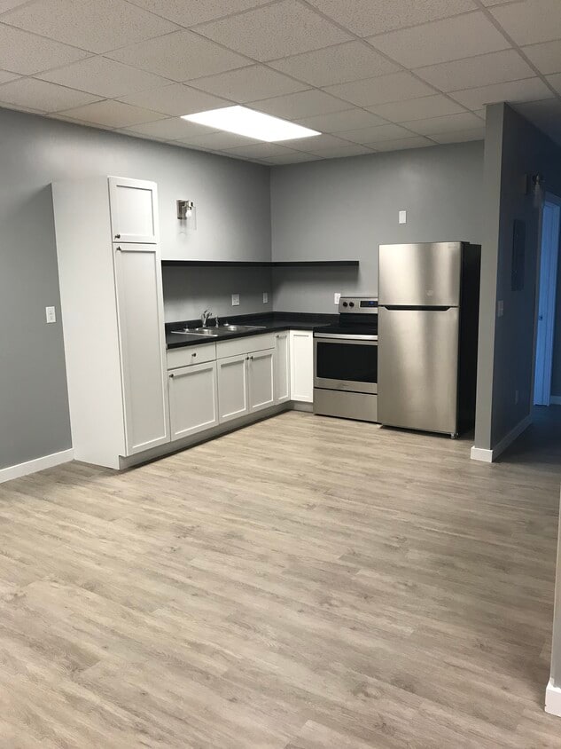 Primary Photo - 208 1/2 Main St S