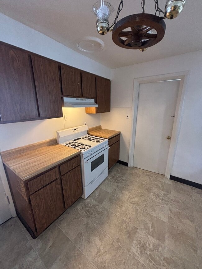Building Photo - Lovely 3-Bedroom Home with Natural Light a...