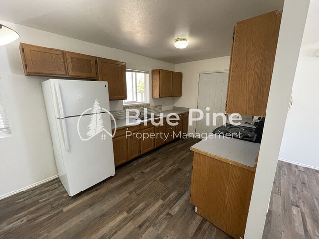 Building Photo - 570 Iona St