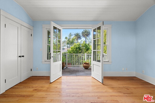 Foto del edificio - 813 Crestmoore Pl