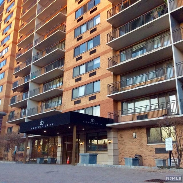 Building Photo - 60 Parkway Dr East, Unit 6J