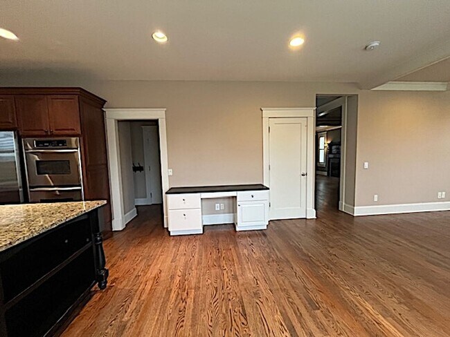 Building Photo - Elegant 5-bedroom Laurelhurst Home