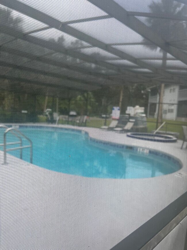 Foto del edificio - Wonderful remodeled Waterfront Condo == Great I-4 location with Community Pool