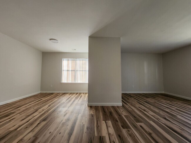 Building Photo - Perfect for the family! Conveniently Located