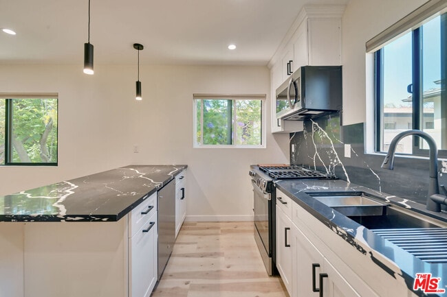 Building Photo - 843 Westbourne Dr
