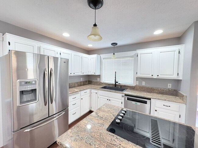 Building Photo - 4 Bedroom 2.5 Bathroom Home in NW Salem!