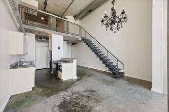 Building Photo - 2000 Bagby St