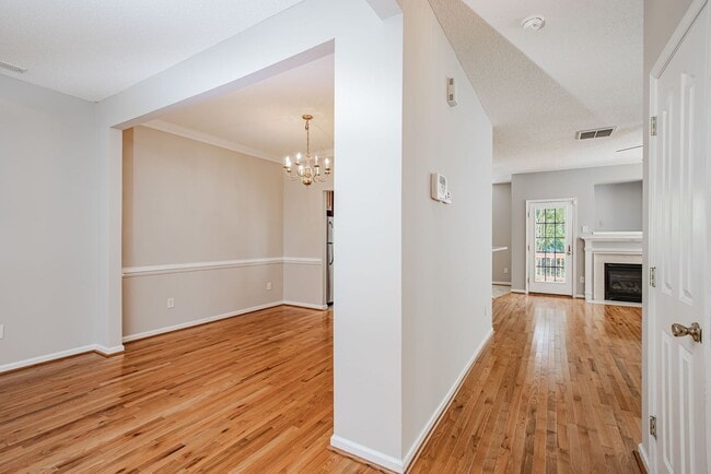 Building Photo - Beautiful Chesterfield Home Is Ready For Y...