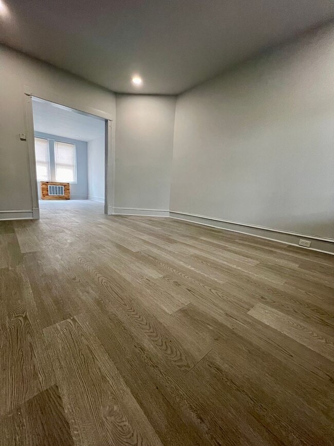 Building Photo - Newly Renovated 3-Bedroom Townhome with Fi...