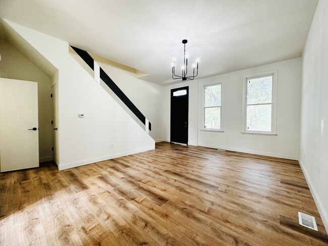 Building Photo - 1528 Menard St