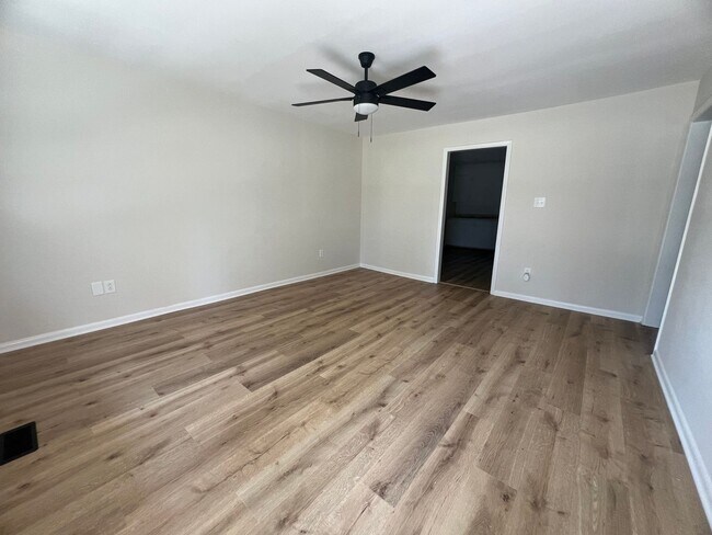Building Photo - 1811 Battleground Dr