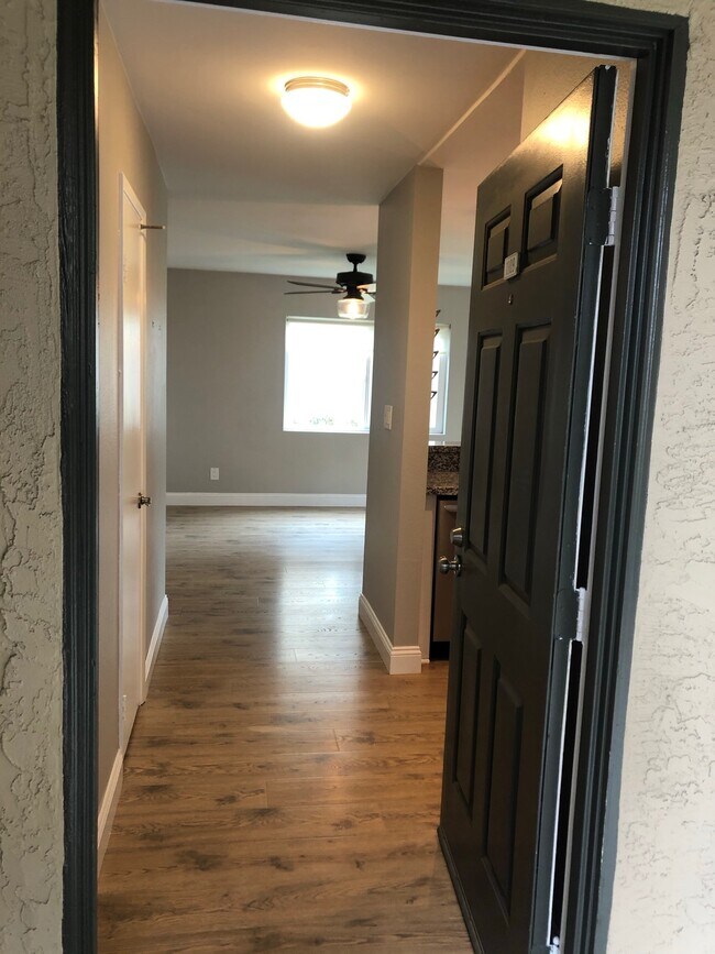 Building Photo - 7555 Charmant Dr