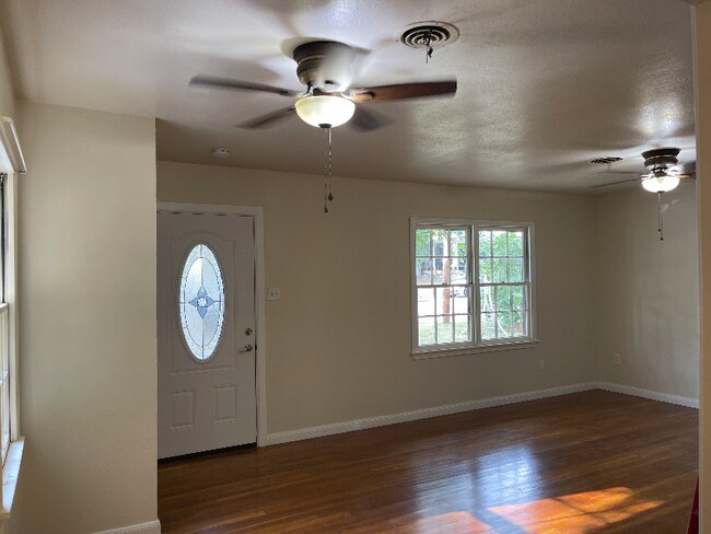 Building Photo - 2516 Powell Dr