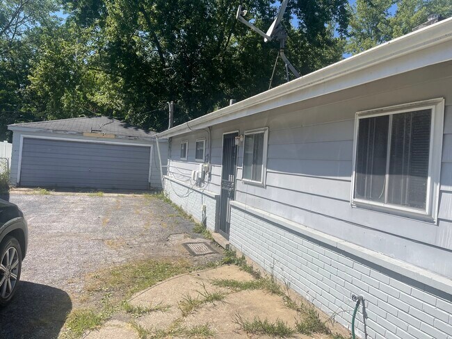 Building Photo - 1388 Balmoral Ave