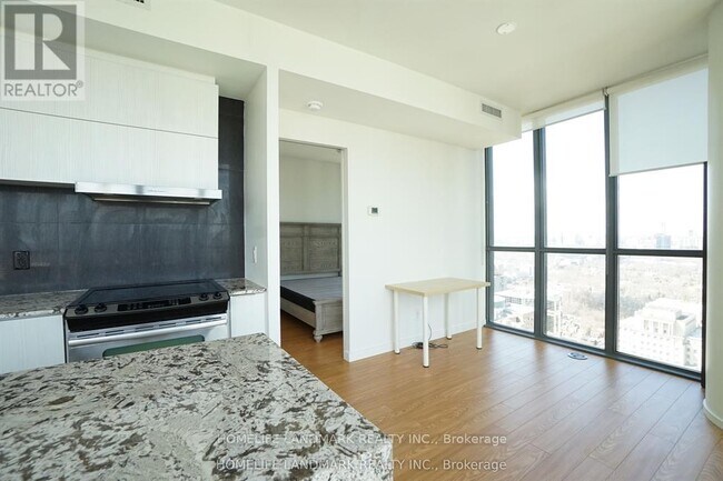 Photo du bâtiment - 101 Charles St E