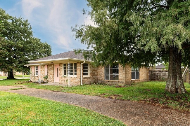 Building Photo - 300 Parish Dr