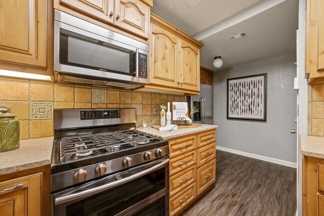 Foto del edificio - 5140 Oak Point Way