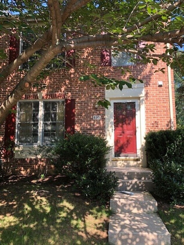 Foto principal - Meticulously Maintained 3Bedroom EOG Townh...