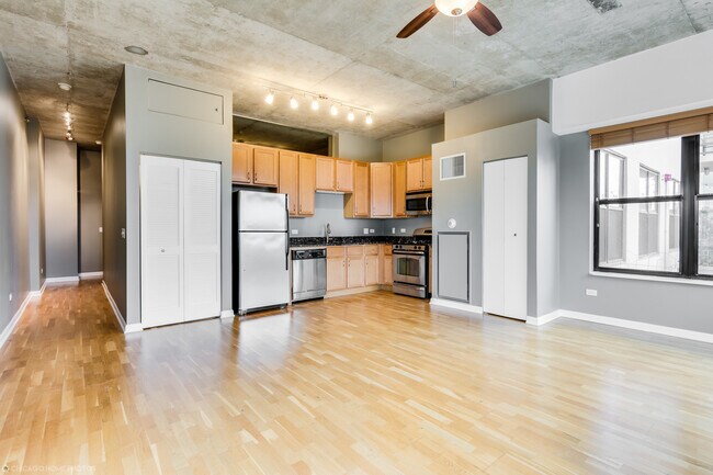 Building Photo - 1122 W Catalpa Ave