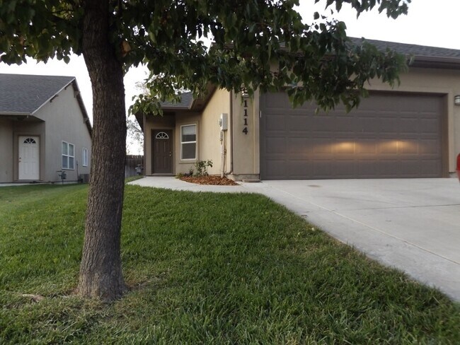 Foto del edificio - Spacious 3 Bedroom, 2 Bathroom Duplex with Two Car Garage and Fenced Yard!