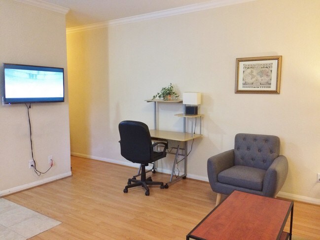 Escritorio y silla de computadora - 1404 April Villa W