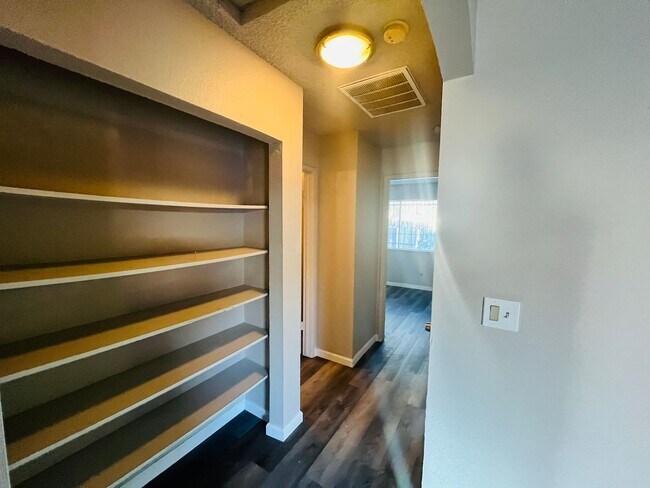 Building Photo - Updated 2 Bedroom Half-Plex