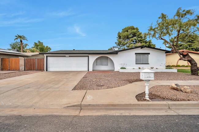 Building Photo - Luxury Remodeled 4 Bed/2 Bath Home w Pool ...