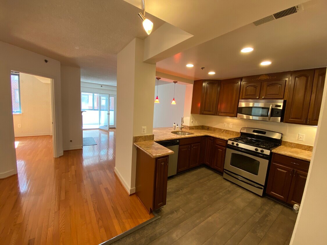 Entryway - 1050 N Taylor St