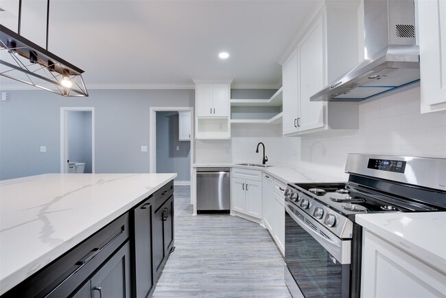 Building Photo - 10622 Rustling Oaks Dr